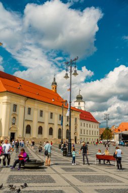 Eski Sibiu Romanya 'nın ortaçağ sokaklarında yaz seyahatleri sırasında dolaşan insanlar