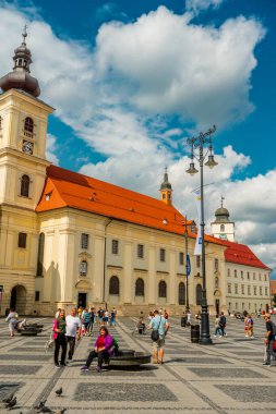Eski Sibiu Romanya 'nın ortaçağ sokaklarında yaz seyahatleri sırasında dolaşan insanlar