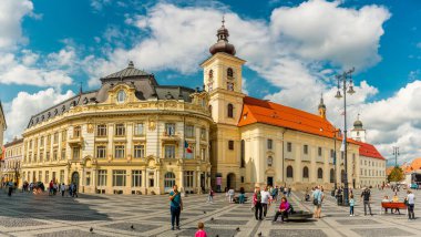 Eski Sibiu Romanya 'nın ortaçağ sokaklarında yaz seyahatleri sırasında dolaşan insanlar