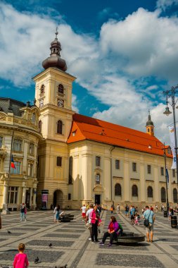 Eski Sibiu Romanya 'nın ortaçağ sokaklarında yaz seyahatleri sırasında dolaşan insanlar