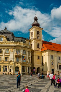 Eski Sibiu Romanya 'nın ortaçağ sokaklarında yaz seyahatleri sırasında dolaşan insanlar