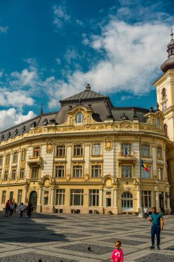 Eski Sibiu Romanya 'nın ortaçağ sokaklarında yaz seyahatleri sırasında dolaşan insanlar