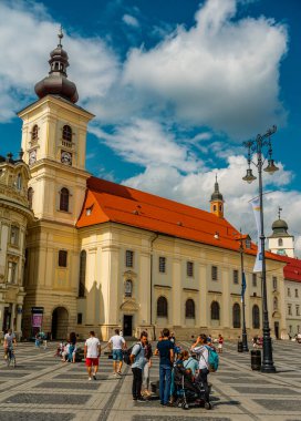 Eski Sibiu Romanya 'nın ortaçağ sokaklarında yaz seyahatleri sırasında dolaşan insanlar