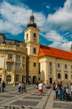 Eski Sibiu Romanya 'nın ortaçağ sokaklarında yaz seyahatleri sırasında dolaşan insanlar