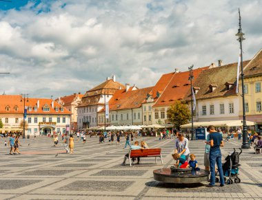 Eski Sibiu Romanya 'nın ortaçağ sokaklarında yaz seyahatleri sırasında dolaşan insanlar