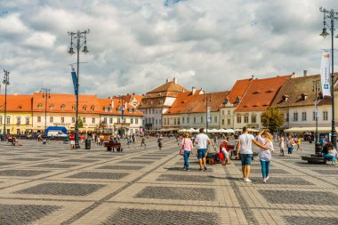 Eski Sibiu Romanya 'nın ortaçağ sokaklarında yaz seyahatleri sırasında dolaşan insanlar