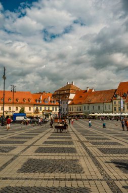 Eski Sibiu Romanya 'nın ortaçağ sokaklarında yaz seyahatleri sırasında dolaşan insanlar