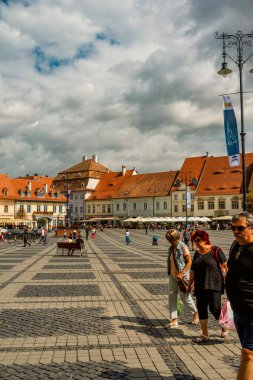 Eski Sibiu Romanya 'nın ortaçağ sokaklarında yaz seyahatleri sırasında dolaşan insanlar