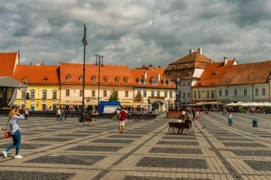 Eski Sibiu Romanya 'nın ortaçağ sokaklarında yaz seyahatleri sırasında dolaşan insanlar