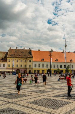 Eski Sibiu Romanya 'nın ortaçağ sokaklarında yaz seyahatleri sırasında dolaşan insanlar