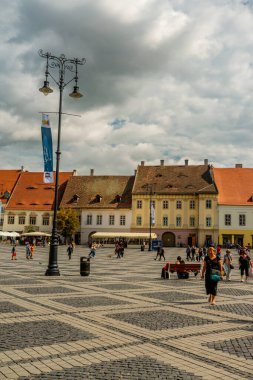Eski Sibiu Romanya 'nın ortaçağ sokaklarında yaz seyahatleri sırasında dolaşan insanlar