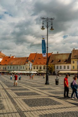 Eski Sibiu Romanya 'nın ortaçağ sokaklarında yaz seyahatleri sırasında dolaşan insanlar