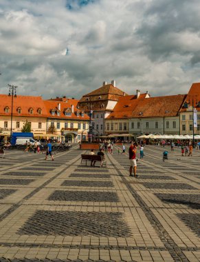 Eski Sibiu Romanya 'nın ortaçağ sokaklarında yaz seyahatleri sırasında dolaşan insanlar