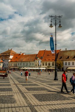 Eski Sibiu Romanya 'nın ortaçağ sokaklarında yaz seyahatleri sırasında dolaşan insanlar