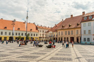 Eski Sibiu Romanya 'nın ortaçağ sokaklarında yaz seyahatleri sırasında dolaşan insanlar