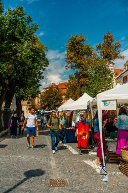Eski Sibiu Romanya 'nın ortaçağ sokaklarında yaz seyahatleri sırasında dolaşan insanlar
