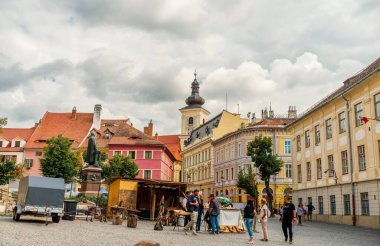 Eski Sibiu Romanya 'nın ortaçağ sokaklarında yaz seyahatleri sırasında dolaşan insanlar