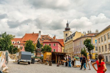 Eski Sibiu Romanya 'nın ortaçağ sokaklarında yaz seyahatleri sırasında dolaşan insanlar