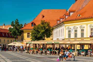 Eski Sibiu Romanya 'nın ortaçağ sokaklarında yaz seyahatleri sırasında dolaşan insanlar