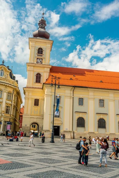 Eski Sibiu Romanya 'nın ortaçağ sokaklarında yaz seyahatleri sırasında dolaşan insanlar
