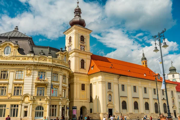 Eski Sibiu Romanya 'nın ortaçağ sokaklarında yaz seyahatleri sırasında dolaşan insanlar