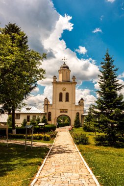 Bükreş yakınlarındaki ormandaki Pasarea Manastırı (Pustnicu Manastırı) tarihi kilise mimarisinin güzel manzarası