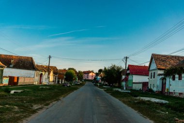 Transilvanya 'nın Retis köyünde geleneksel mimarisi olan eski kır evleri Romanya