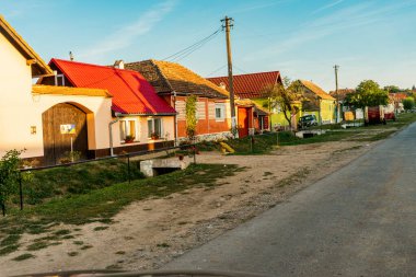 Transilvanya 'nın Retis köyünde geleneksel mimarisi olan eski kır evleri Romanya