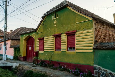 Transilvanya 'nın Retis köyünde geleneksel mimarisi olan eski kır evleri Romanya