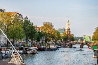 Amsterdam Hollanda 'da geleneksel tarihi binalarla Amstel nehrinin manzarası