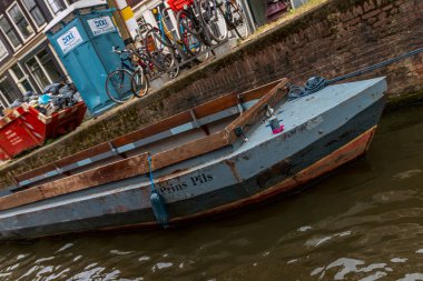 Amsterdam Hollanda 'da geleneksel tarihi binalarla Amstel nehrinin manzarası