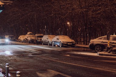 Karlı arabalar ve boş şehir yollarıyla Bükreş 'te kış sokak sahnesi