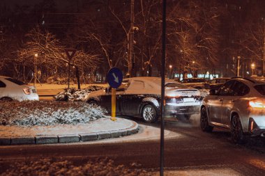 Karlı arabalar ve boş şehir yollarıyla Bükreş 'te kış sokak sahnesi