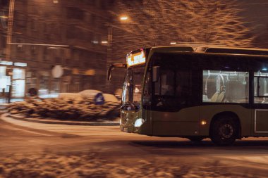 Karlı arabalar ve boş şehir yollarıyla Bükreş 'te kış sokak sahnesi