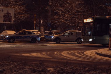 Karlı arabalar ve boş şehir yollarıyla Bükreş 'te kış sokak sahnesi