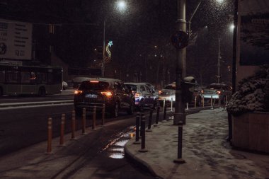 Karlı arabalar ve boş şehir yollarıyla Bükreş 'te kış sokak sahnesi