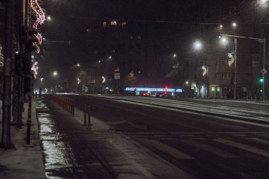 Karlı arabalar ve boş şehir yollarıyla Bükreş 'te kış sokak sahnesi