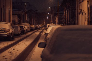 Karlı arabalar ve boş şehir yollarıyla Bükreş 'te kış sokak sahnesi