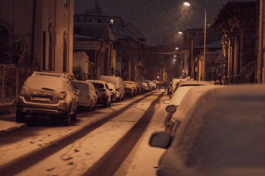 Karlı arabalar ve boş şehir yollarıyla Bükreş 'te kış sokak sahnesi