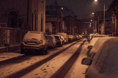 Karlı arabalar ve boş şehir yollarıyla Bükreş 'te kış sokak sahnesi