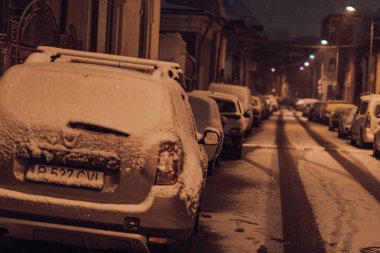 Karlı arabalar ve boş şehir yollarıyla Bükreş 'te kış sokak sahnesi