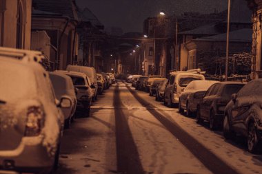 Karlı arabalar ve boş şehir yollarıyla Bükreş 'te kış sokak sahnesi