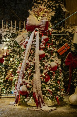 Noel ağacı, kış tatili boyunca taze beyaz karla kaplı renkli hediye kutularıyla.