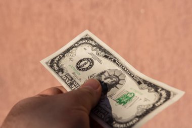 Amerikan Rüyası 'nın kağıt dokusunu ve sembolünü gösteren 1 milyon dolarlık banknotu tutan adam.