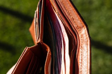 Elinde İsviçre frangı banknotlarıyla el ele tutuşan bir adam, İsviçre CHF para biriminin kağıt dokusu ve sembollerini gösteriyor.