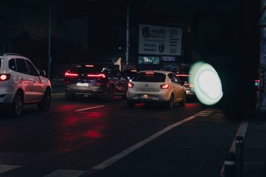 Gece Bükreş 'te Victoria Meydanı' ndaki ana bulvarda araba trafiği