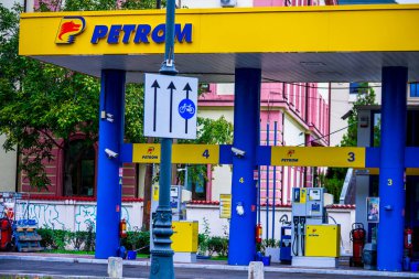 Romen Petrom benzin istasyonunun logosu. Benzin fiyatları yükseliyor