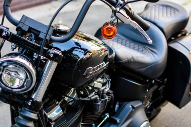 Bükreş 'te motosikletli trafikte