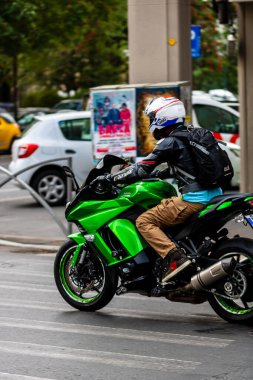 Bükreş 'te motosikletli trafikte