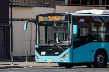Bükreş Ulaştırma Toplumu (STB) ağır şehir trafiğini gezen tramvaylar ve otobüslerle Bükreş 'te toplu taşımacılık